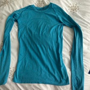 Lululemon long sleeve run top in blue size 6 or M